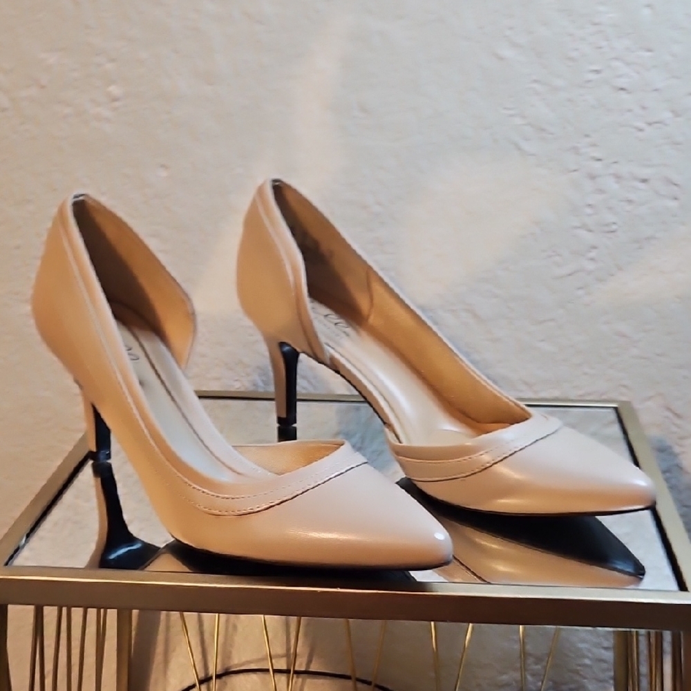 Cream Pointed Toe Heels with Thin Black Heel